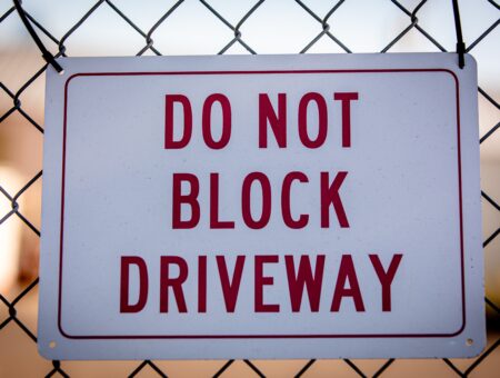 A sign that says 'Do not block driveway'