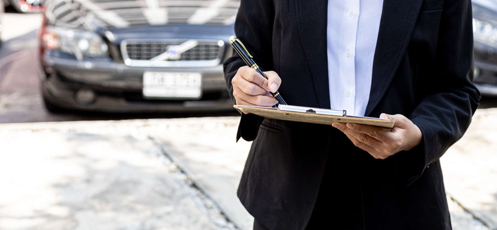 Landlord signing a holding deposit agreement