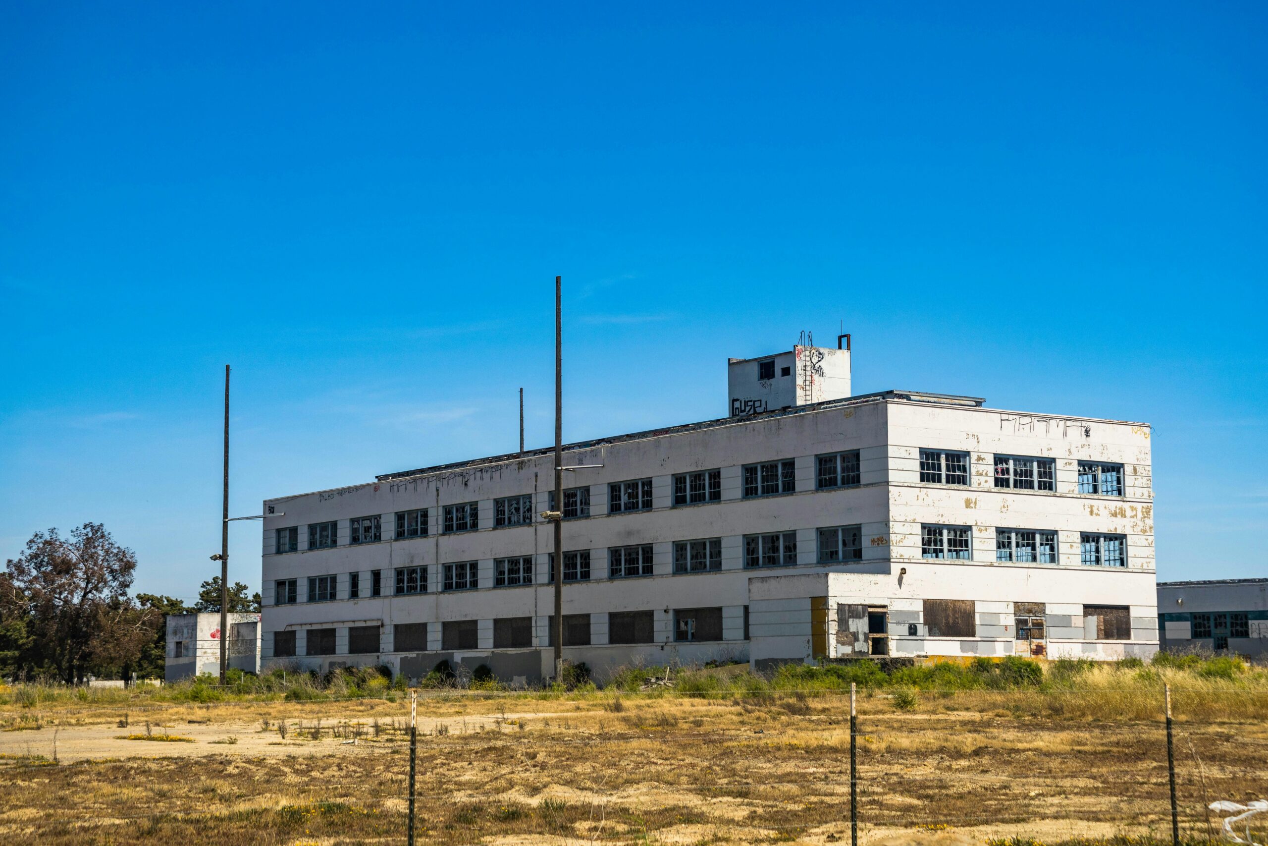 A big commercial bulding block that has been abandoned
