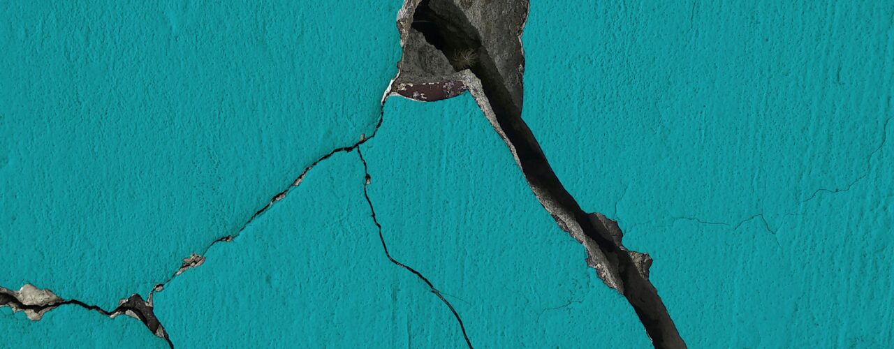 Diagonal crack on wall