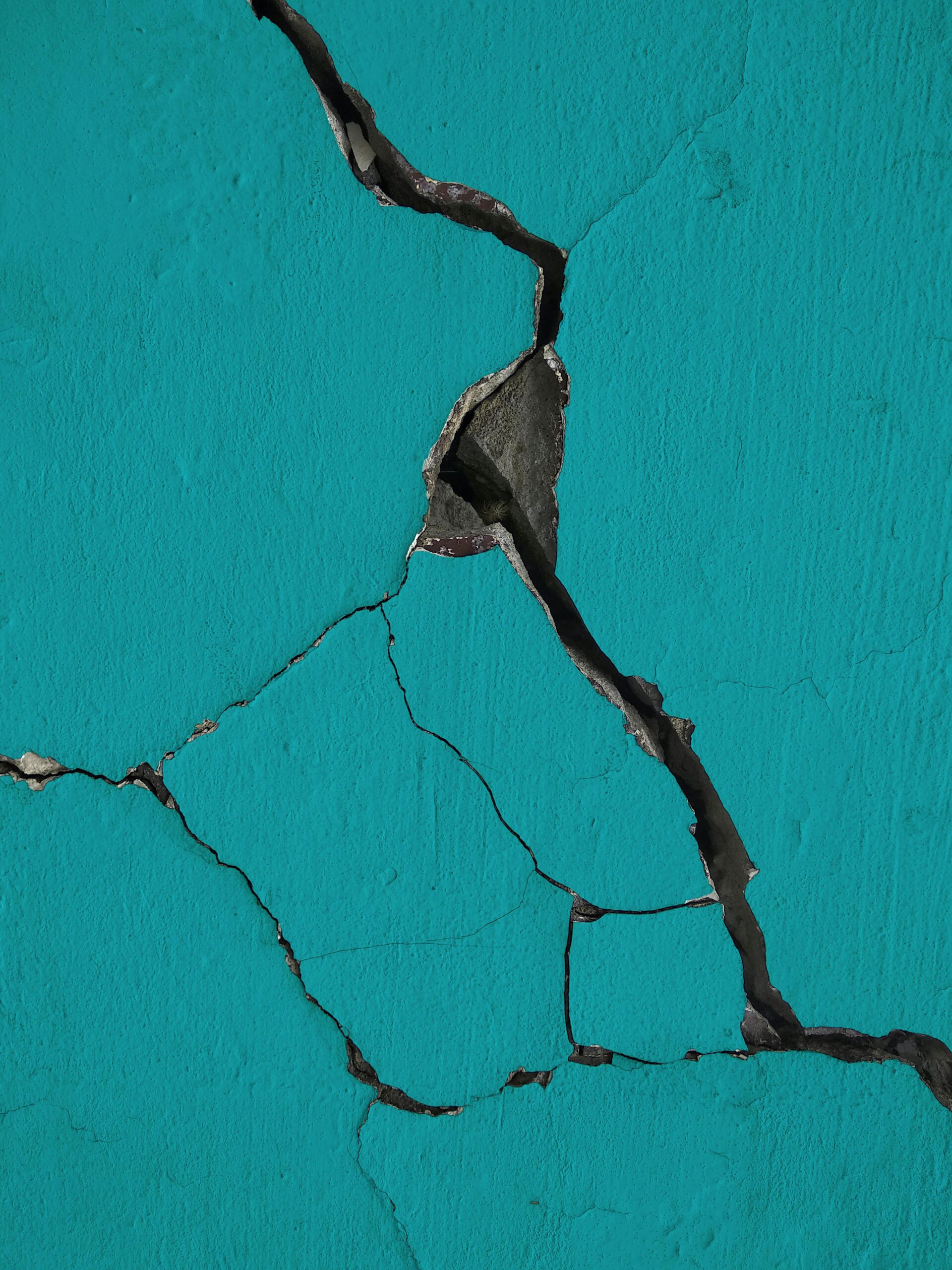 Diagonal crack on wall